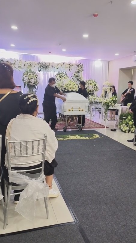 ibadah pelepasan jenazah Kiki Fatmala © 2023 brilio.net ibadah pelepasan jenazah Kiki Fatmala © 2023 brilio.net