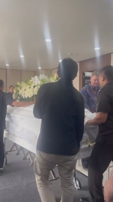 ibadah pelepasan jenazah Kiki Fatmala © 2023 brilio.net ibadah pelepasan jenazah Kiki Fatmala © 2023 brilio.net