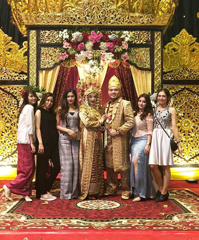 Momen pernikahan 16 member JKT48 ada Shanju dan Jojo © 2023 brilio.net