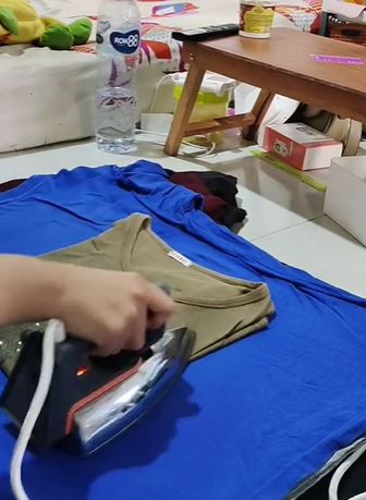 trik mudah setrika baju menumpuk jadi rapi, cepat dan praktis © 2023 brilio.net trik mudah setrika baju menumpuk jadi rapi, cepat dan praktis © 2023 brilio.net