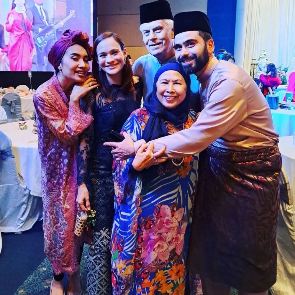 pesona Aishah adik Ashraf Sinclair saat pakai kebaya © berbagai sumber