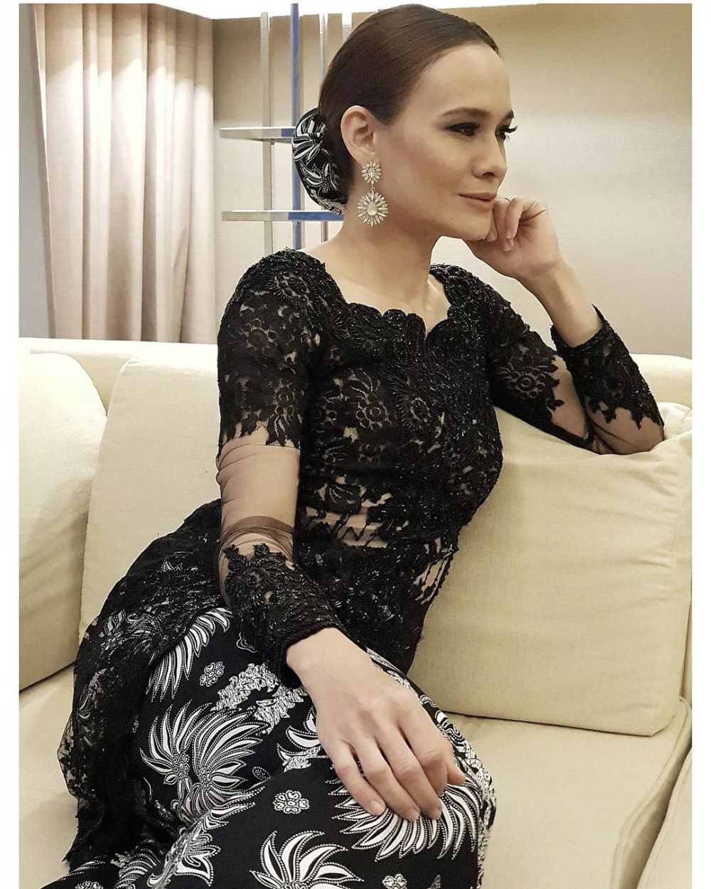 pesona Aishah adik Ashraf Sinclair saat pakai kebaya © berbagai sumber pesona Aishah adik Ashraf Sinclair saat pakai kebaya © berbagai sumber