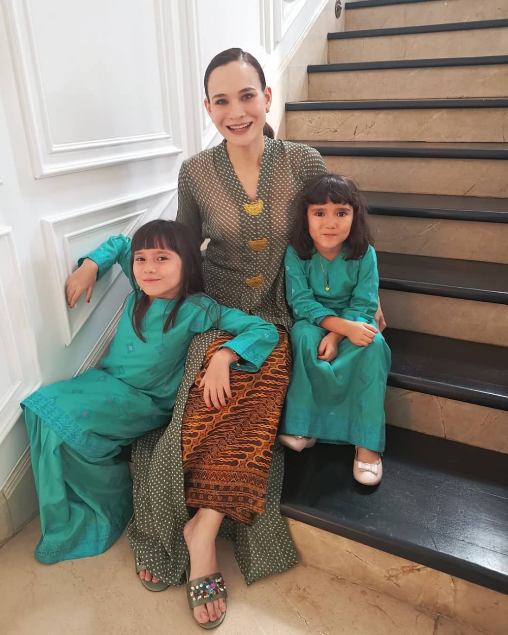 pesona Aishah adik Ashraf Sinclair saat pakai kebaya © berbagai sumber pesona Aishah adik Ashraf Sinclair saat pakai kebaya © berbagai sumber