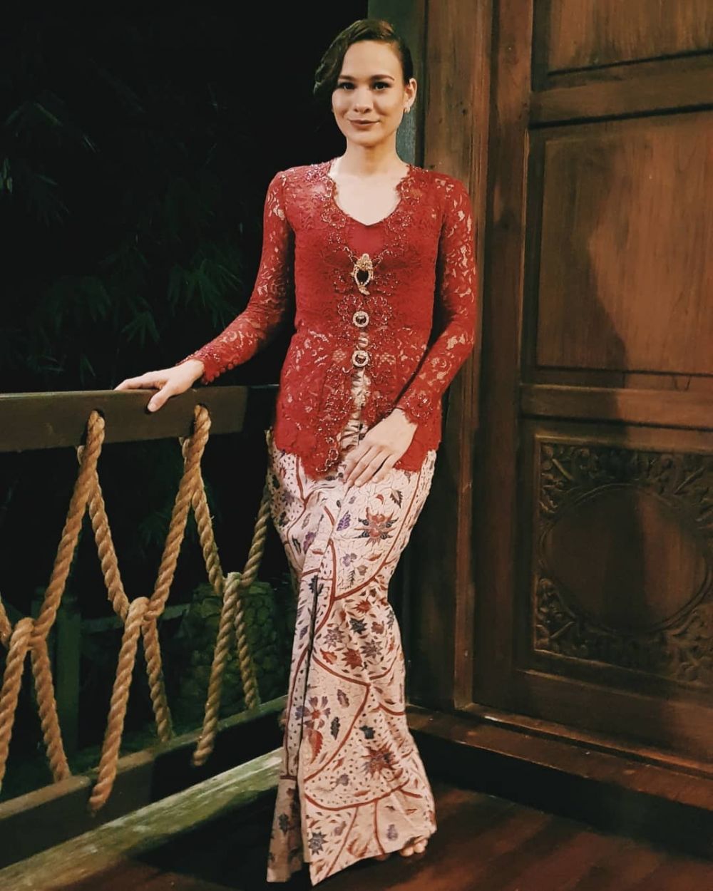 pesona Aishah adik Ashraf Sinclair saat pakai kebaya © berbagai sumber