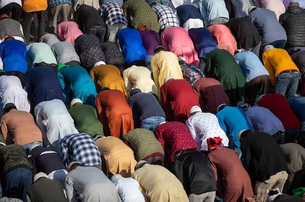 Doa dan tata cara sholat jamak qashar freepik.com