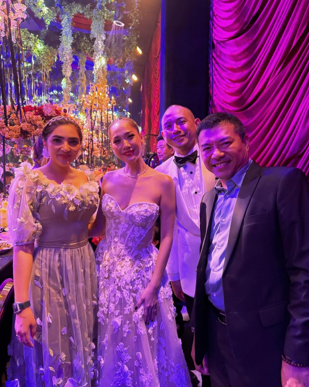 penampilan seleb hadiri pernikahan tuai kritik © instagram