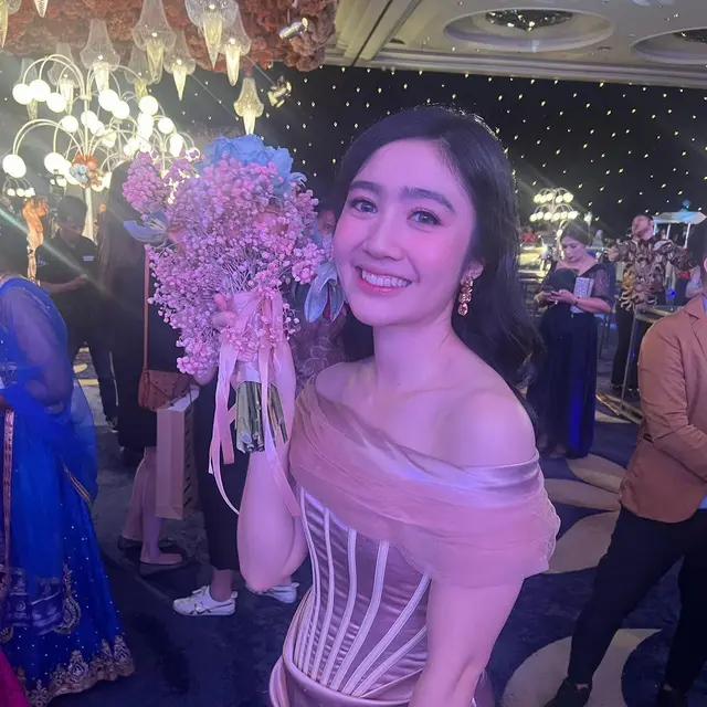 momen seleb dapat lemparan buket bunga pengantin © instagram