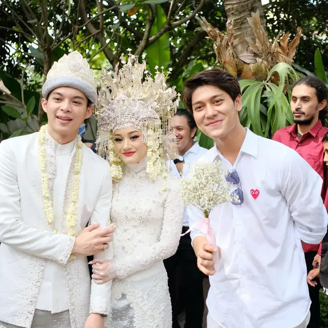 momen seleb dapat lemparan buket bunga pengantin © instagram