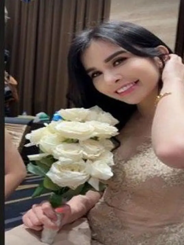 momen seleb dapat lemparan buket bunga pengantin © instagram