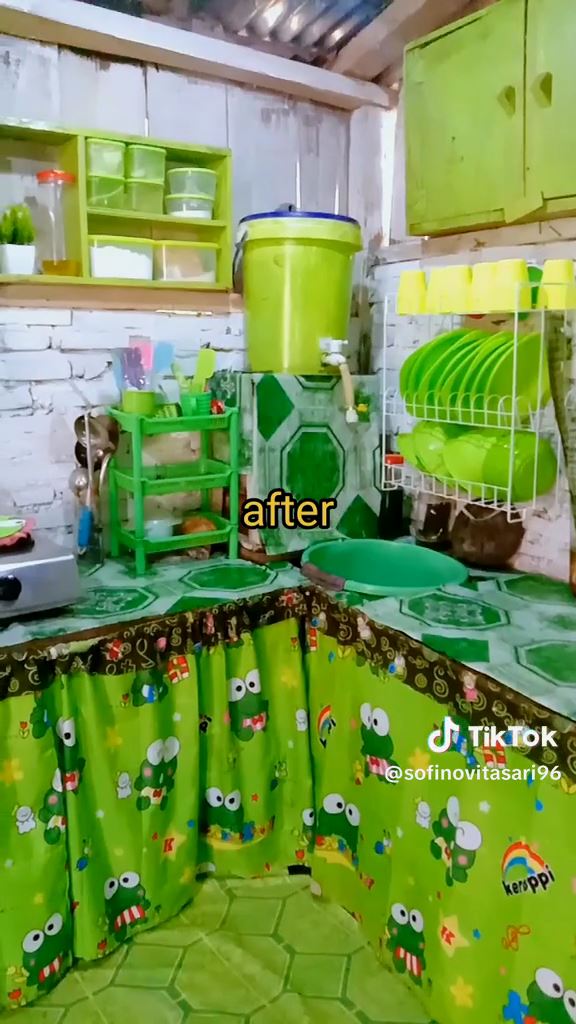 11 Potret transformasi dapur semi kayu dari buluk jadi serba hijau, wastafelnya dari barang bekas