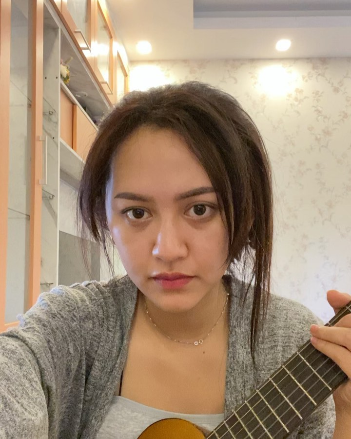 happy asmara tanpa makeup glowing © instagram