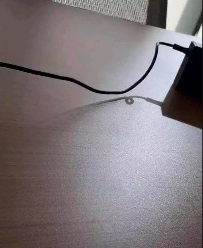 Bayangan beda dari aslinya Berbagai sumber