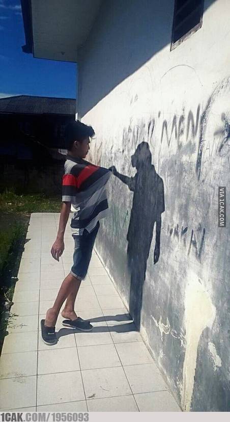 Bayangan beda dari aslinya Berbagai sumber