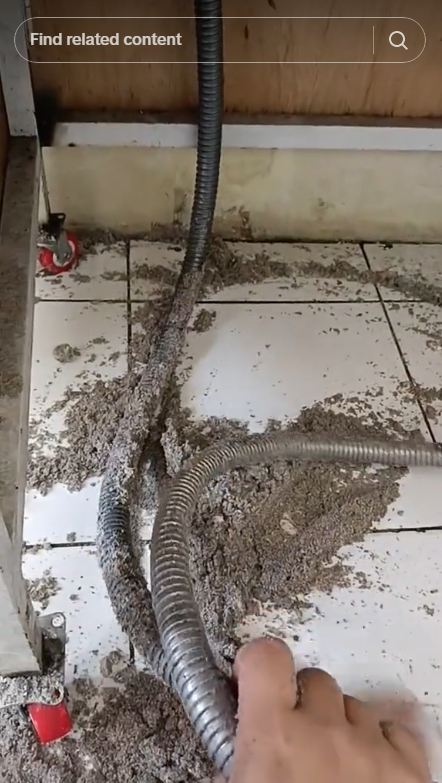 Bukan pakai tepung atau baking soda, begini cara bersihkan tumpahan minyak di lantai agar tak berbekas