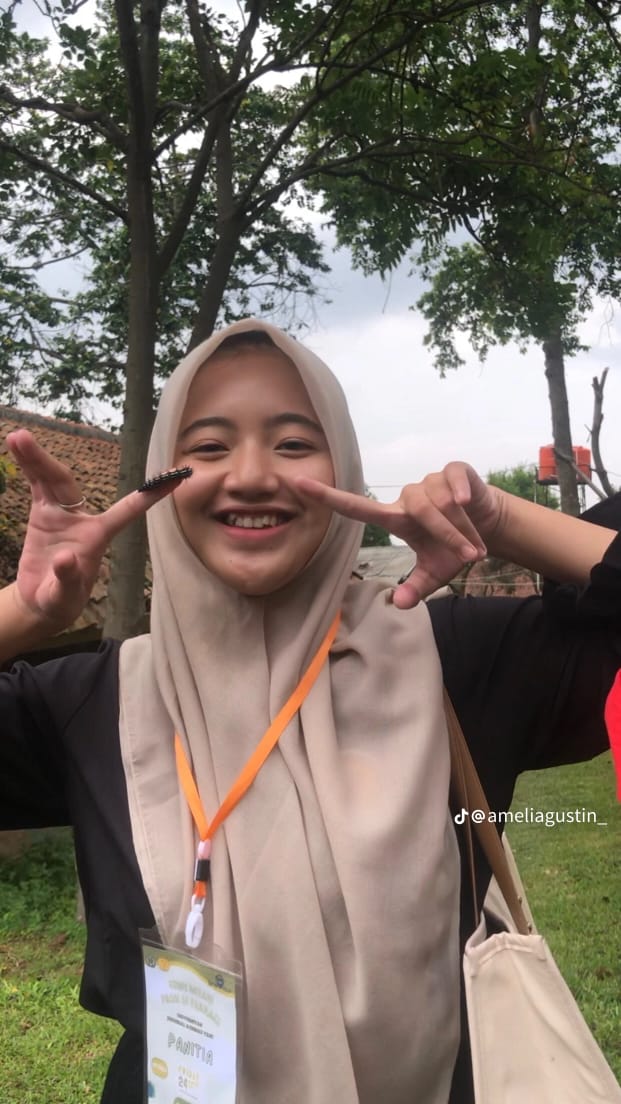 Aksi gadis bersahabat dengan ulat © TikTok
