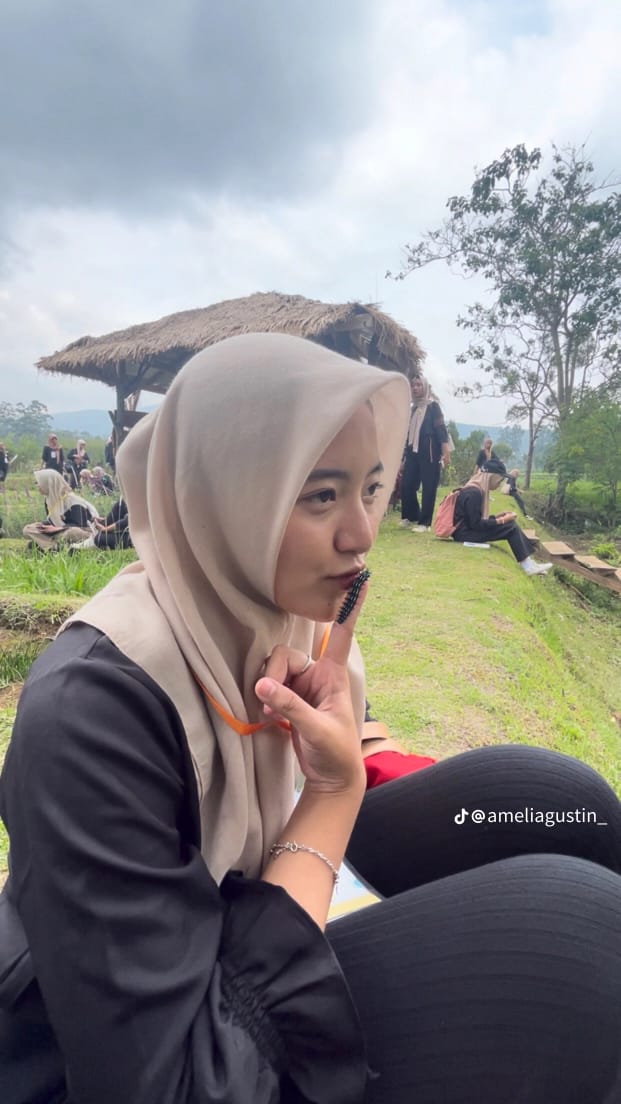 Aksi gadis bersahabat dengan ulat © TikTok