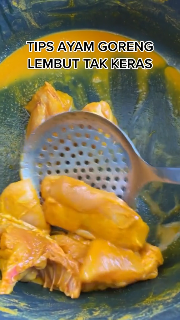 Tanpa perlu diungkep dulu, ini trik menggoreng ayam agar hasilnya antialot dan matang sempurna