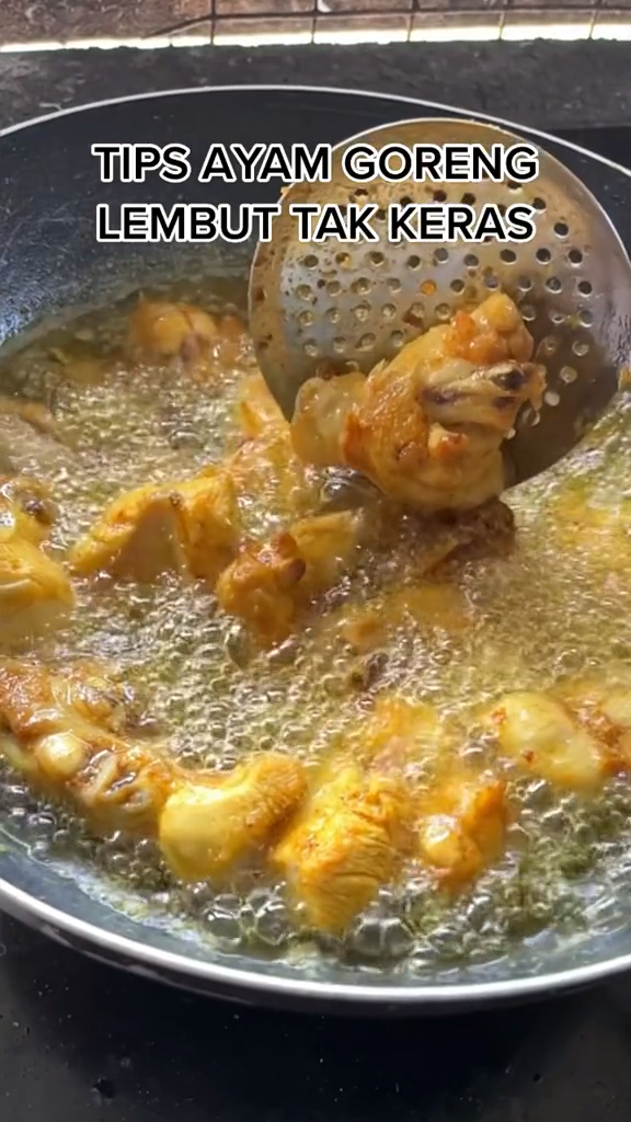 Tanpa perlu diungkep dulu, ini trik menggoreng ayam agar hasilnya antialot dan matang sempurna