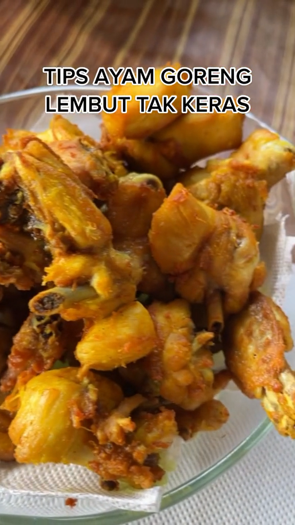 Tanpa perlu diungkep dulu, ini trik menggoreng ayam agar hasilnya antialot dan matang sempurna