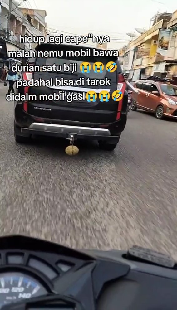 Mobil mewah bawa angkutan nyeleneh © TikTok