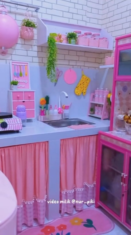 dapur pink mungil estetik tanpa kitchen set © 2023 brilio.net dapur pink mungil estetik tanpa kitchen set © 2023 brilio.net