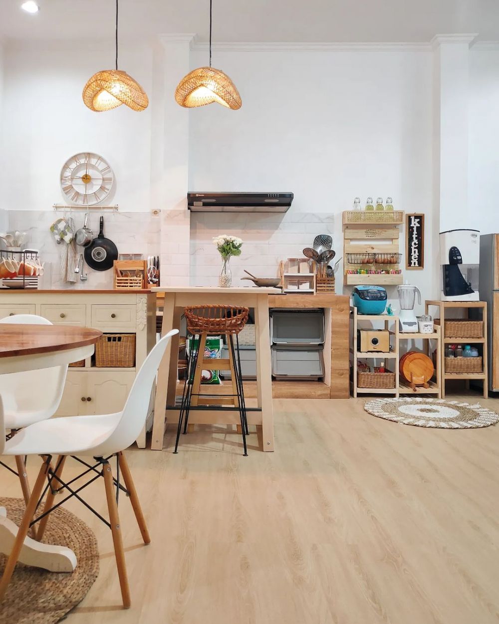 11 Potret dapur tanpa kitchen set ini estetik dan mewah pol, bisa jadi ide dekor ibu-ibu banyak barang