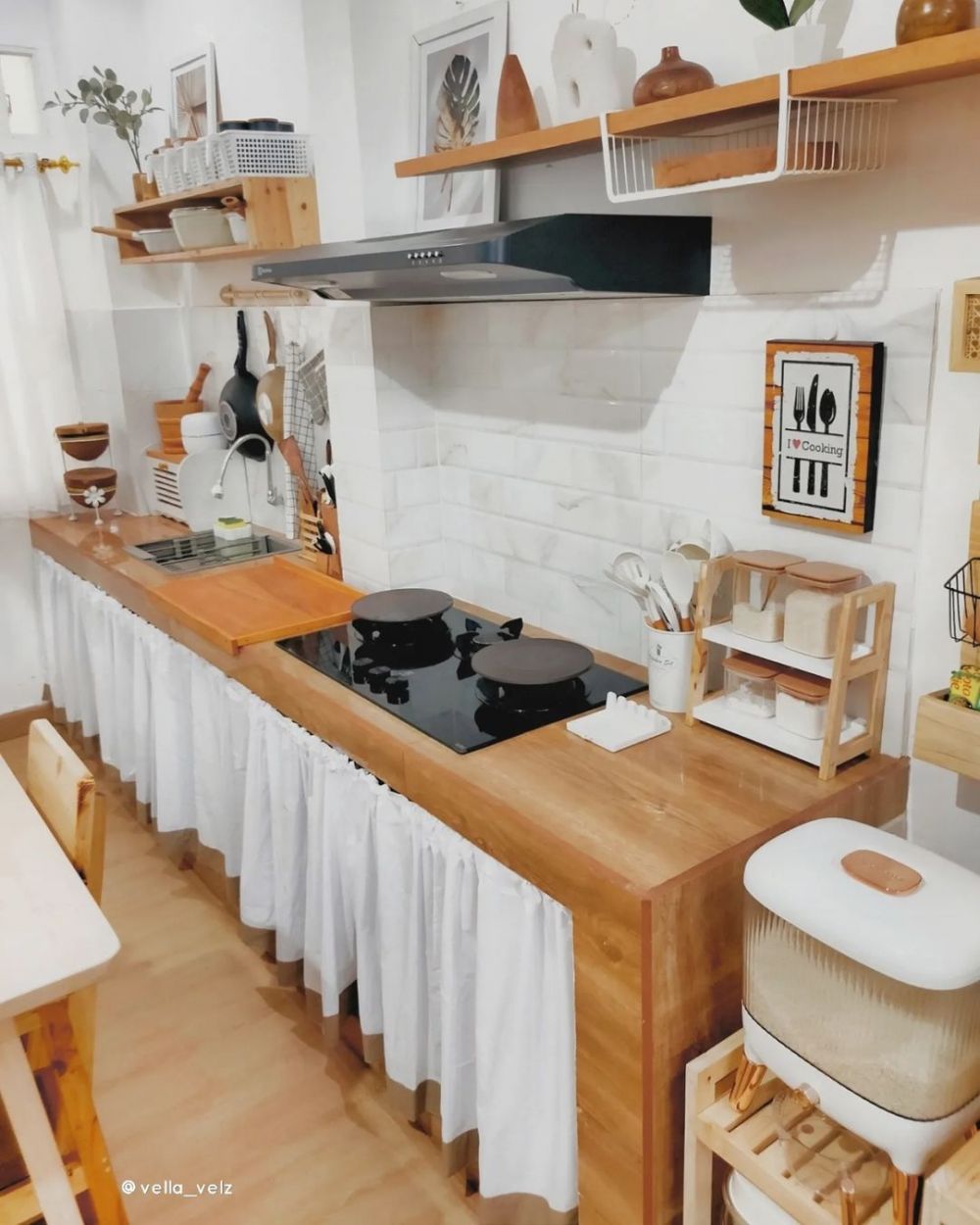 11 Potret dapur tanpa kitchen set ini estetik dan mewah pol, bisa jadi ide dekor ibu-ibu banyak barang