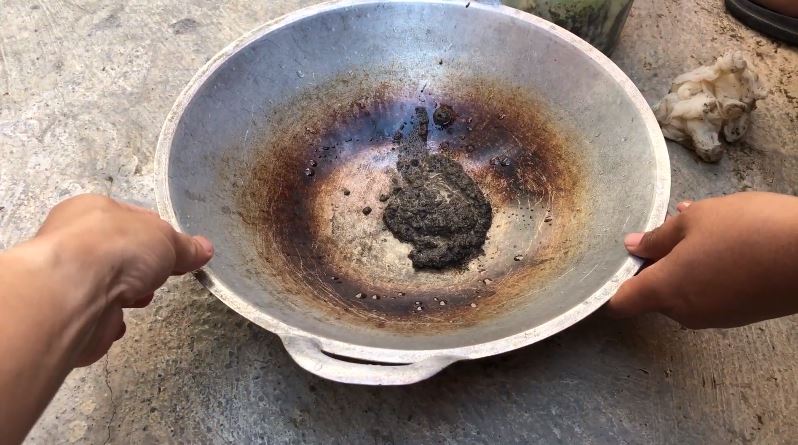 Bukan sitrun atau baking soda, ini cara ampuh hilangkan kerak gosong di wajan pakai 1 bahan sederhana