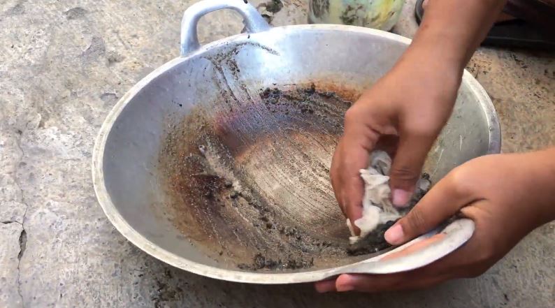 Bukan sitrun atau baking soda, ini cara ampuh hilangkan kerak gosong di wajan pakai 1 bahan sederhana