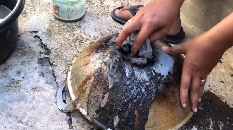 Bukan sitrun atau baking soda, ini cara ampuh hilangkan kerak gosong di wajan pakai 1 bahan sederhana