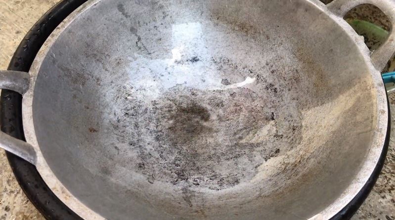 Bukan sitrun atau baking soda, ini cara ampuh hilangkan kerak gosong di wajan pakai 1 bahan sederhana