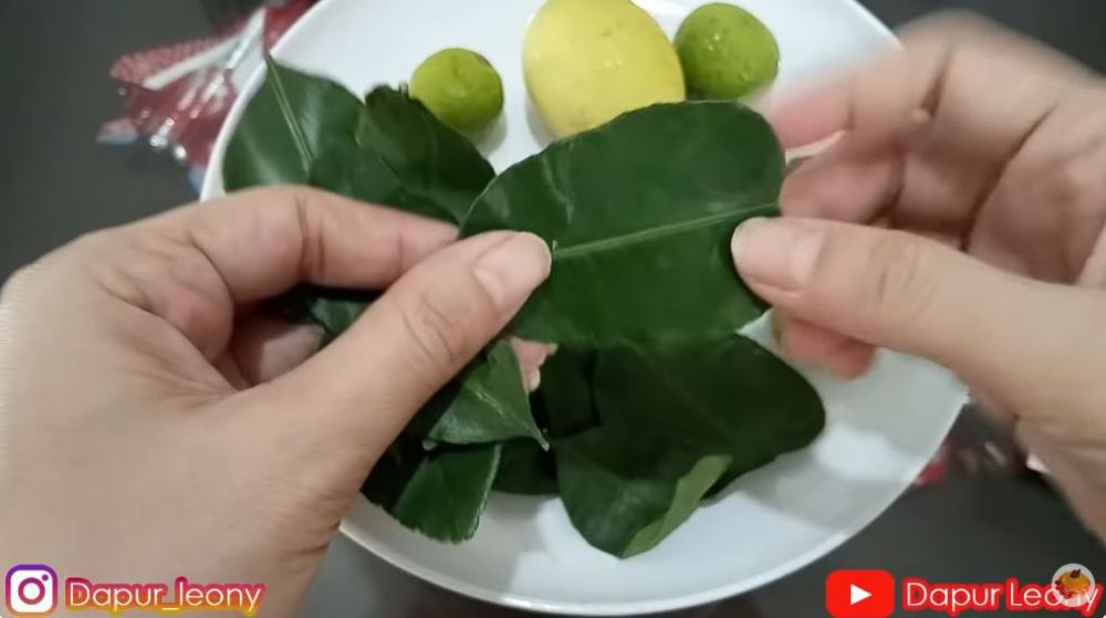 Bukan dijemur atau dimasukkan freezer, begini cara simpan daun jeruk agar tak kering hingga 3 minggu