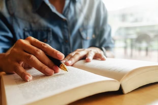 Contoh kata pengantar buku freepik.com