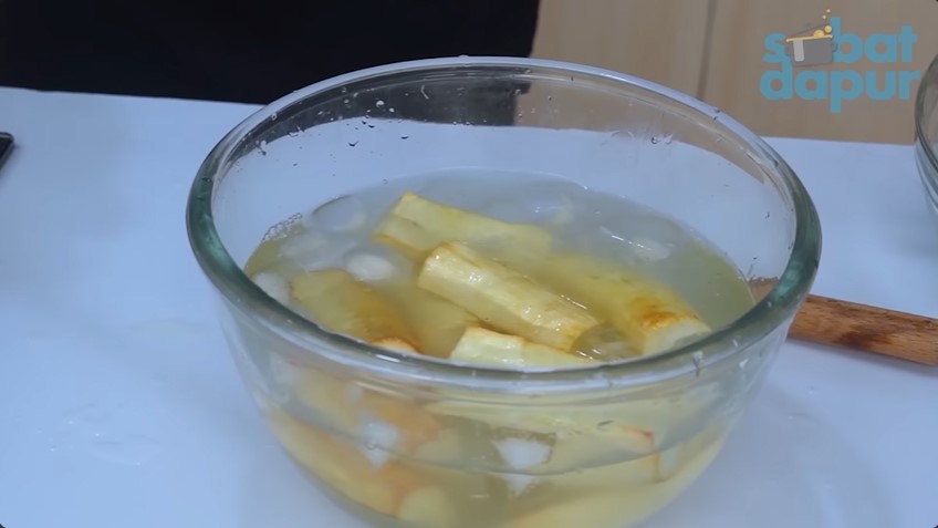 Tak perlu direbus dulu, ini trik bikin singkong goreng agar empuk, merekah, dan renyah maksimal