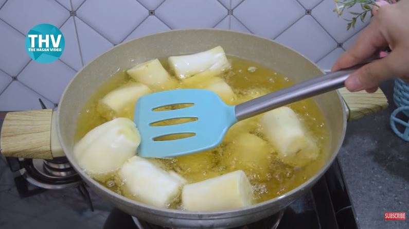 Tanpa direbus atau direndam air es, ini cara bikin singkong goreng merekah dan renyah tahan lama