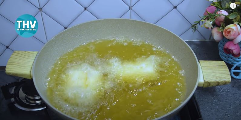 Tanpa direbus atau direndam air es, ini cara bikin singkong goreng merekah dan renyah tahan lama