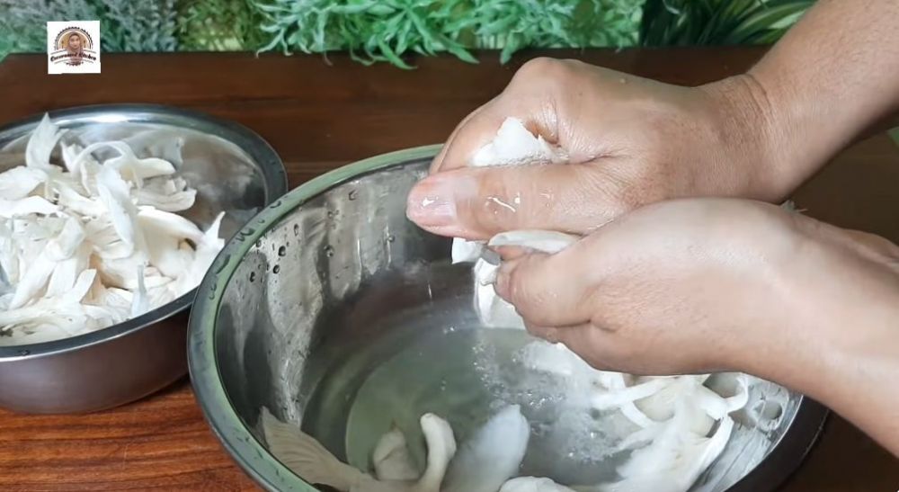 Cara bikin jamur krispi semakin renyah dan tak lembek seharian meski tanpa telur dan baking soda