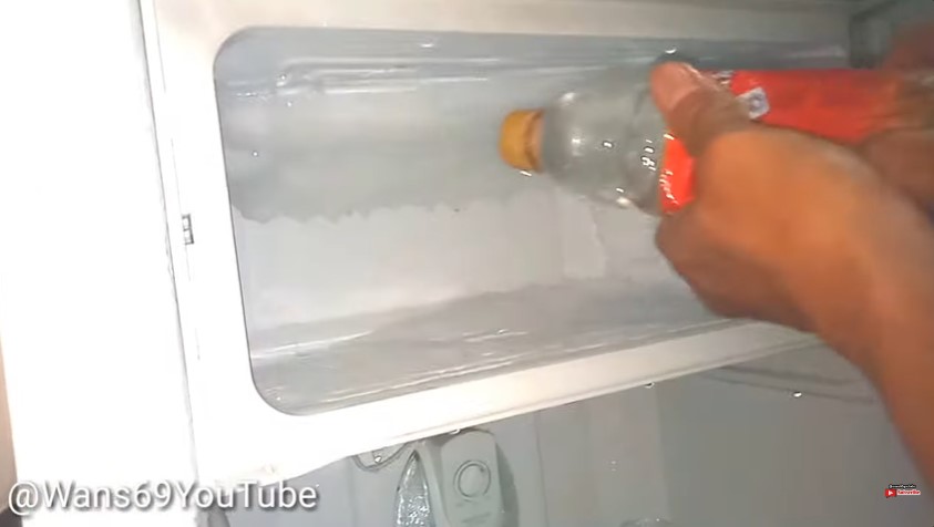 Bukan kipas angin atau hair dryer, ini trik bersihkan bunga es freezer pakai 1 alat dari ampas dapur