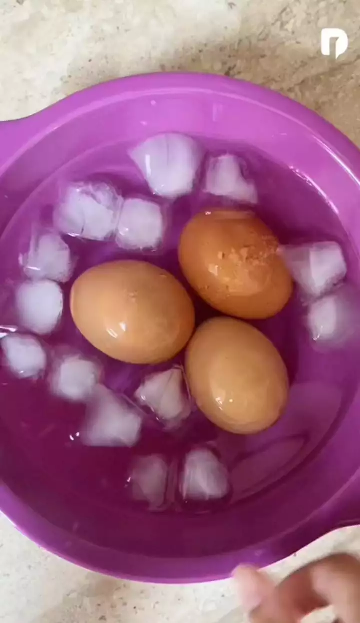 Hanya pakai 1 bahan dapur, ini trik merebus telur supaya mudah dikupas dan hasilnya lebih mulus