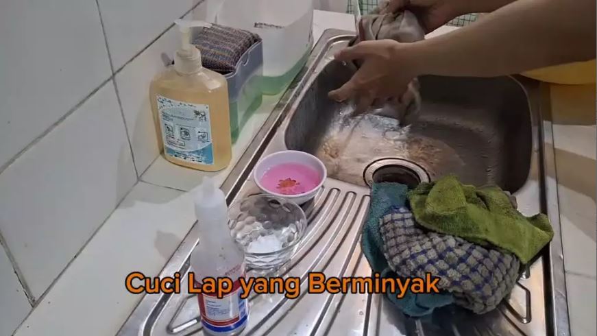 Tak perlu disikat, ini trik cuci lap dapur berminyak agar bersih dan kesat cuma tambah 2 bahan dapur