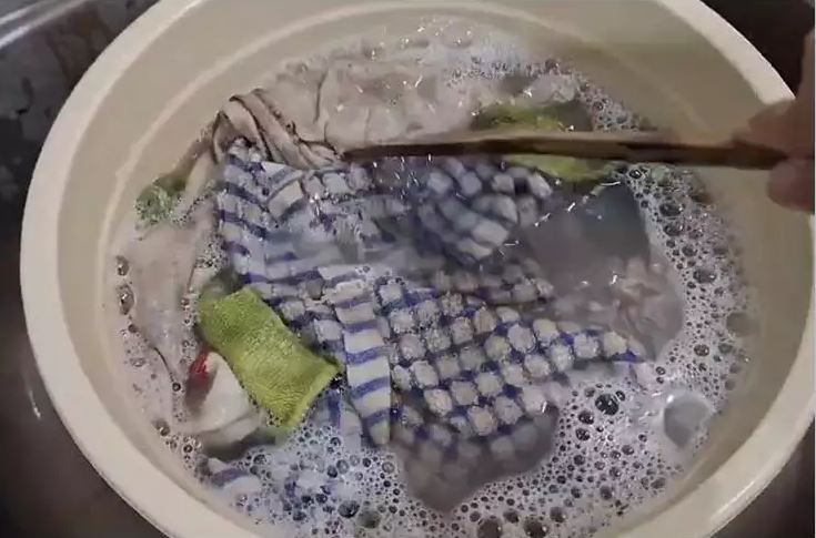 Tak perlu disikat, ini trik cuci lap dapur berminyak agar bersih dan kesat cuma tambah 2 bahan dapur