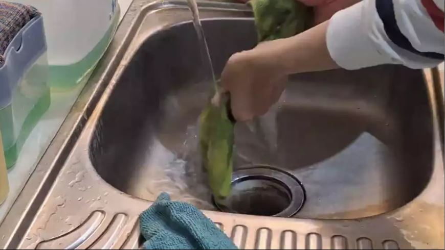 Tak perlu disikat, ini trik cuci lap dapur berminyak agar bersih dan kesat cuma tambah 2 bahan dapur