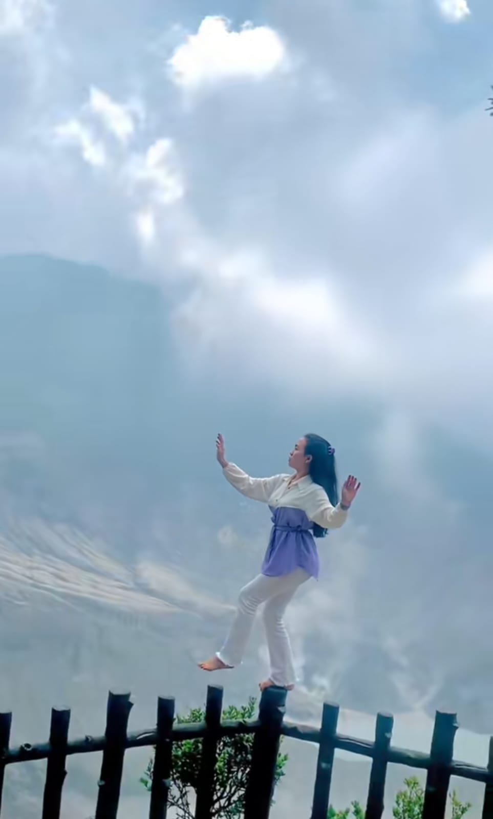 berdiri nyeleneh berbagai sumber