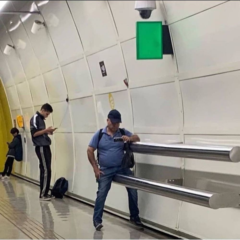 berdiri nyeleneh berbagai sumber