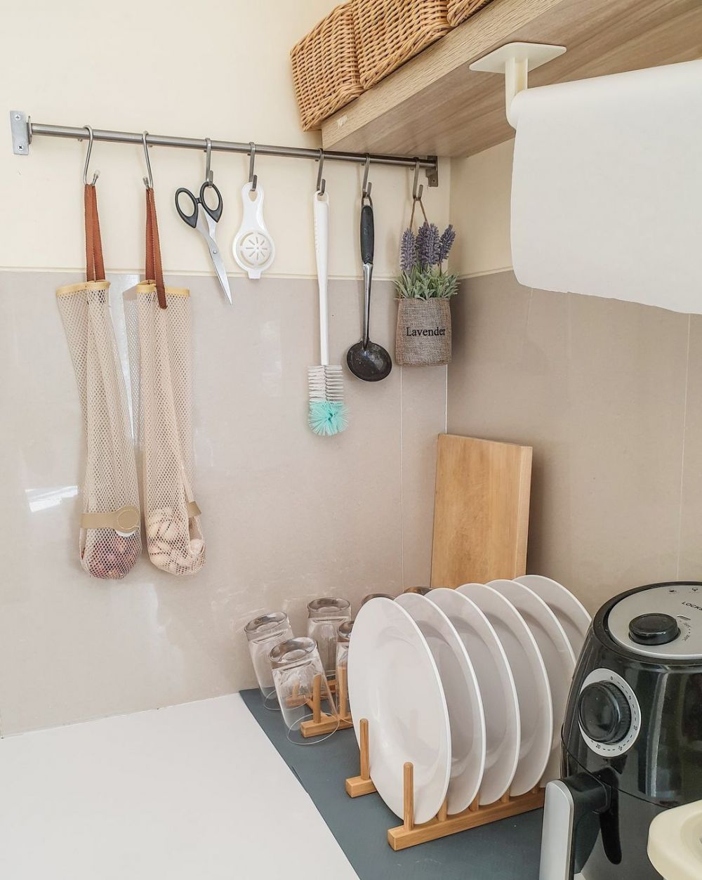 9 Potret dapur tanpa kitchen set ini tak pakai tirai kolong, visualnya bersih dan rapi bikin plong