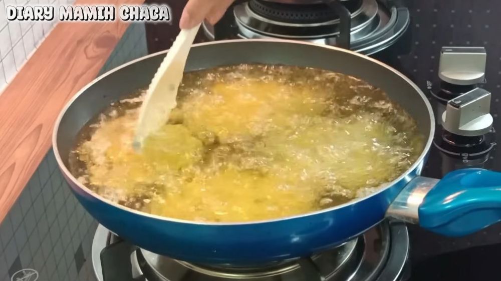 Tanpa telur & baking soda, ini trik bikin adonan bakwan jagung renyah seharian pakai 2 bahan tambahan