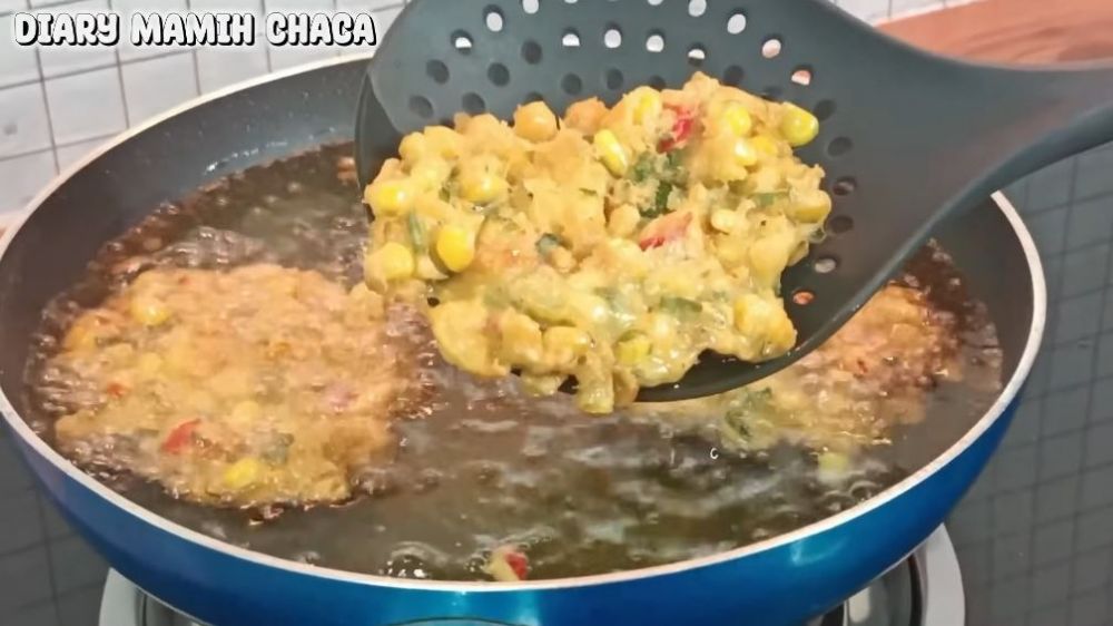 Tanpa telur & baking soda, ini trik bikin adonan bakwan jagung renyah seharian pakai 2 bahan tambahan