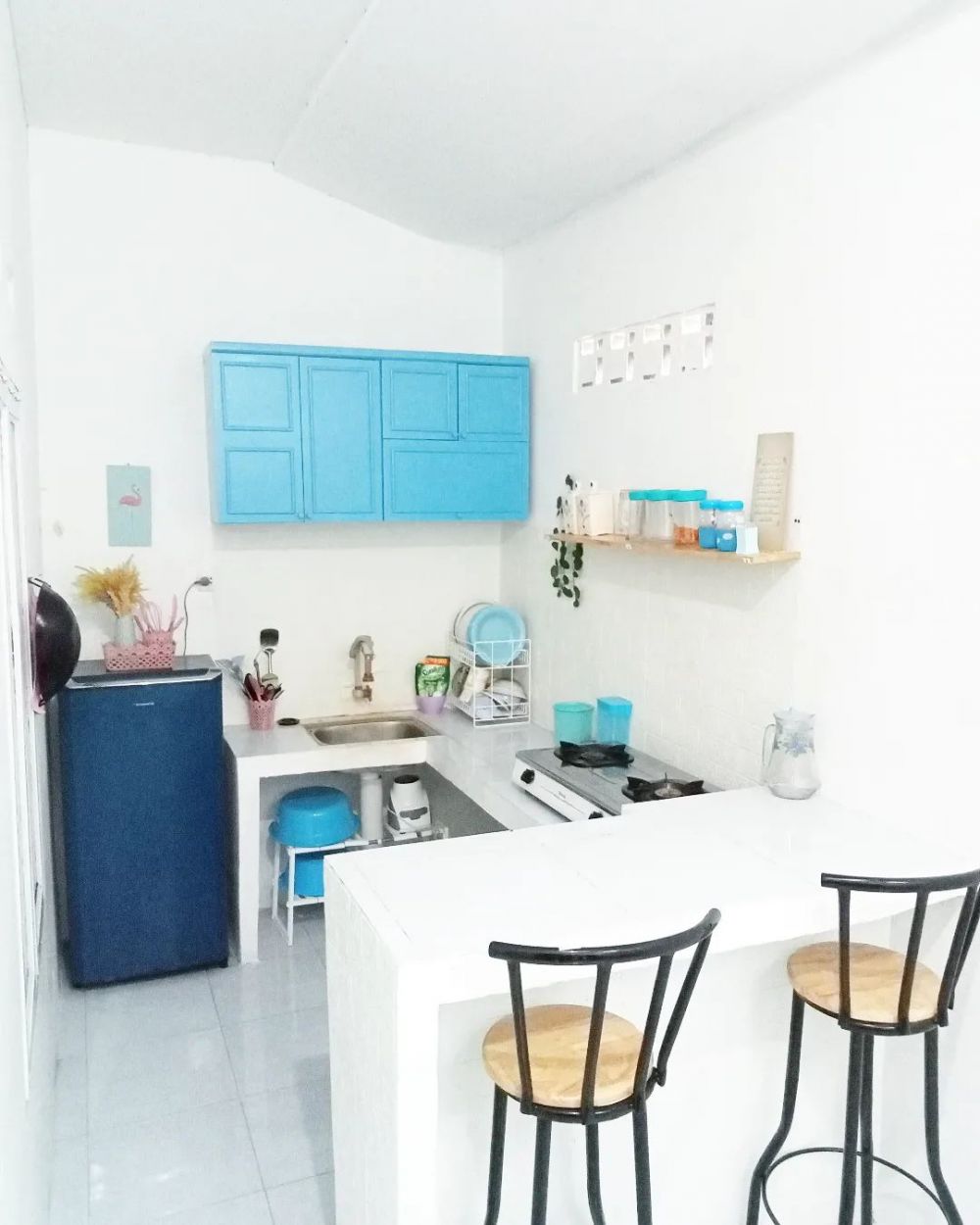 dapur mini bar biru mewah tanpa kitchen set © 2023 brilio.net