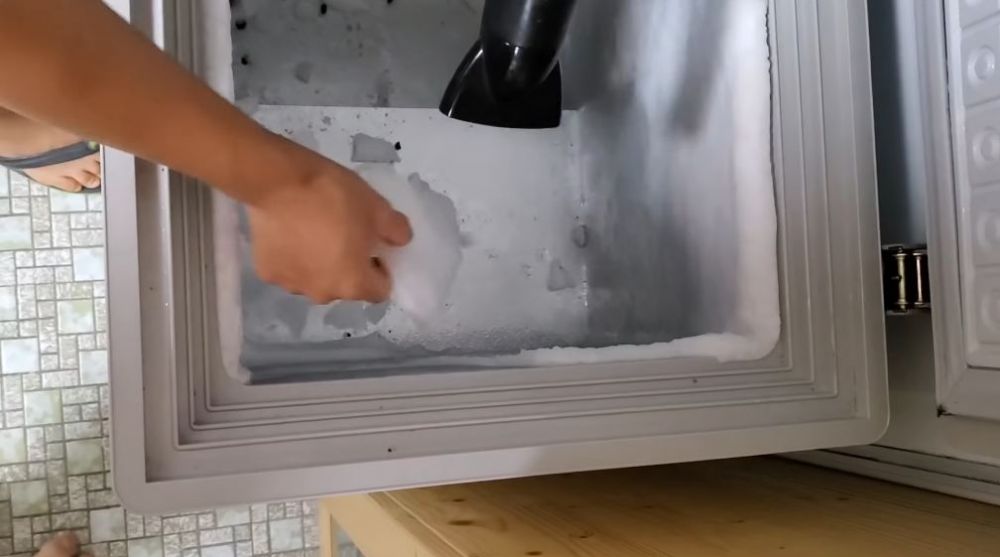 Bukan pakai kipas atau air panas, ini cara cepat bersihkan bunga es di freezer dalam 10 menit