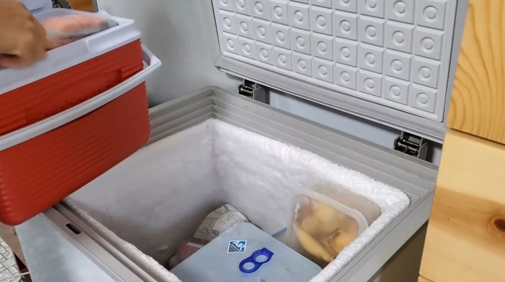 Bukan pakai kipas atau air panas, ini cara cepat bersihkan bunga es di freezer dalam 10 menit